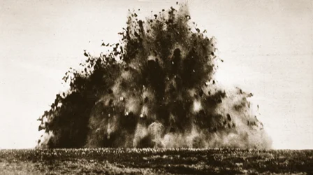 Una gran mina siendo detonada en territorio francés durante la Primera Guerra Mundial